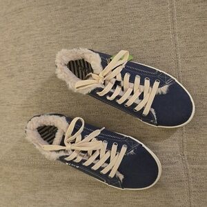 Taos Starline Faux Fur-lined Sneaker Size 8.5